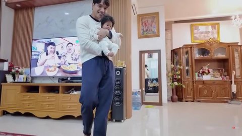 Potret Ruang TV Rumah Haji Faisal dan Mama Fuji (Foto: YouTube/Fadli Faisal)