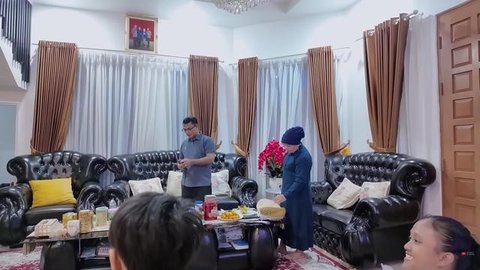Potret Ruang TV Rumah Haji Faisal dan Mama Fuji (Foto: YouTube/Fadli Faisal)
