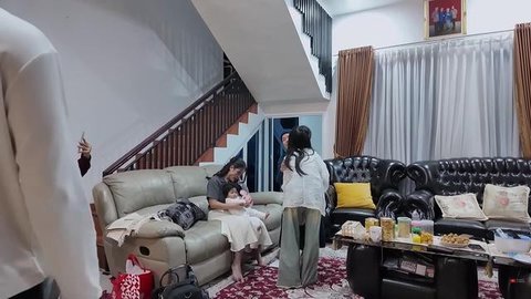 Potret Ruang TV Rumah Haji Faisal dan Mama Fuji (Foto: YouTube/Fadli Faisal)