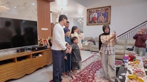 Potret Ruang TV Rumah Haji Faisal dan Mama Fuji (Foto: YouTube/Fadli Faisal)