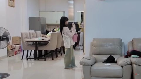 Potret Ruang TV Rumah Haji Faisal dan Mama Fuji (Foto: YouTube/Fadli Faisal)