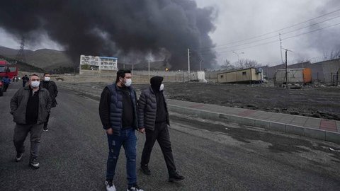 Pemerintah Iran mengecam keras insiden ini sebagai serangan terhadap infrastruktur sipil dan memperingatkan bahwa kerusakan tersebut akan mengganggu lalu lintas di salah satu rute komuter ter