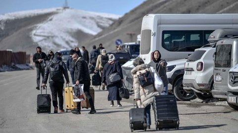 Pemerintah Iran mengecam keras insiden ini sebagai serangan terhadap infrastruktur sipil dan memperingatkan bahwa kerusakan tersebut akan mengganggu lalu lintas di salah satu rute komuter ter