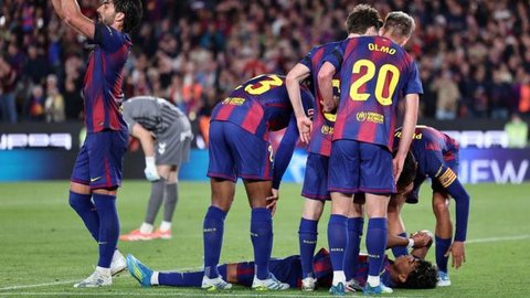 Penyerang Barcelona asal Spanyol bernomor punggung 07, Ferran Torres (kiri), meminta pergantian pemain saat penyerang Barcelona bernomor punggung 10, Lamine Yamal, tergeletak di tanah setelah mengalami cedera selama pertandingan Liga Spanyol antara FC Barcelona dan RC Celta de Vigo di stadion Camp Nou di Barcelona pada 23 April 2026.