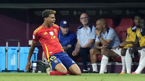 Timnas Spanyol lolos ke final Euro 2024 setelah melakukan comeback gemilang berkat kemenangan 2-1 atas Prancis pada laga semifinal di Allianz Arena, Munchen, Jerman, Rabu (10/7/2024) dini hari WIB. Kemenangan Spanyol tak lepas dari penampilan apik Lamine Yamal, bocah 16 tahun yang mencetak gol penyeimbang 1-1 pada menit ke-21 setelah sempat tertinggal lewat gol Randal Kolo Muani pada menit ke-8. Lamine Yamal pun berhasil mencetak sejarah sebagai pencetak gol termuda di ajang Euro. Berikut ini daftar 6 besar pencetak gol termuda sepanjang sejarah Euro.