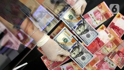 Teller tengah menghitung mata uang dolar AS di penukaran uang di Jakarta, Rabu (10/7/2019). Nilai tukar rupiah terhadap dolar Amerika Serikat (AS) ditutup stagnan di perdagangan pasar spot ha