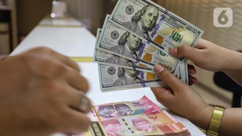 Teller tengah menghitung mata uang dolar AS di penukaran uang di Jakarta, Rabu (10/7/2019). Nilai tukar rupiah terhadap dolar Amerika Serikat (AS) ditutup stagnan di perdagangan pasar spot ha