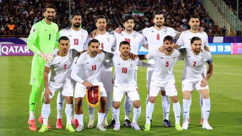 Para pemain dan tim teknis Iran merayakan kemenangan setelah pertandingan kualifikasi Piala Dunia FIFA 2026 zona Asia Grup A antara Iran dan Uzbekistan, pada 25 Maret 2025 di Teheran. (AFP