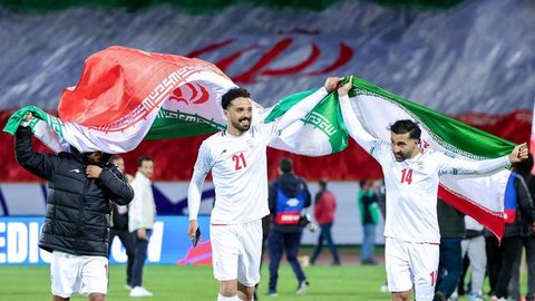 Para pemain dan tim teknis Iran merayakan kemenangan setelah pertandingan kualifikasi Piala Dunia FIFA 2026 zona Asia Grup A antara Iran dan Uzbekistan, pada 25 Maret 2025 di Teheran. (AFP
