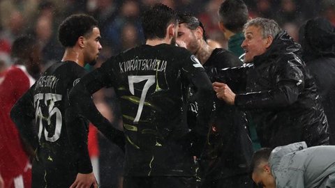 Pelatih kepala Paris Saint-Germain (PSG) asal Spanyol, Luis Enrique, memberi isyarat di pinggir lapangan selama pertandingan leg kedua perempat final Liga Champions UEFA antara Liverpool dan