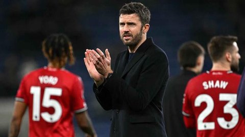 Pelatih kepala Paris Saint-Germain (PSG) asal Spanyol, Luis Enrique, memberi isyarat di pinggir lapangan selama pertandingan leg kedua perempat final Liga Champions UEFA antara Liverpool dan