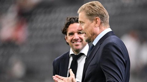 Pelatih kepala Paris Saint-Germain (PSG) asal Spanyol, Luis Enrique, memberi isyarat di pinggir lapangan selama pertandingan leg kedua perempat final Liga Champions UEFA antara Liverpool dan