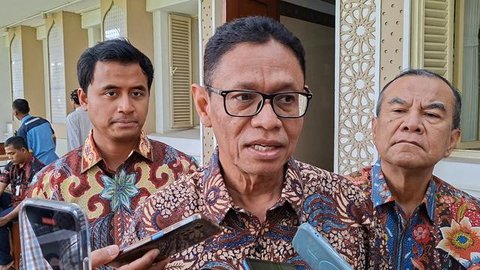 Wakil Menteri Energi dan Sumber Daya Mineral (ESDM), Yuliot Tanjung di Kantor Kementerian ESDM, Jakarta, Jumat (24/4/2026). (Liputan6.com/Arief)