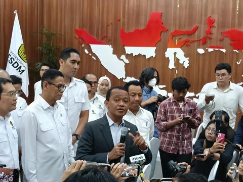 Wakil Menteri Energi dan Sumber Daya Mineral (ESDM), Yuliot Tanjung di Kantor Kementerian ESDM, Jakarta, Jumat (24/4/2026). (Liputan6.com/Arief)