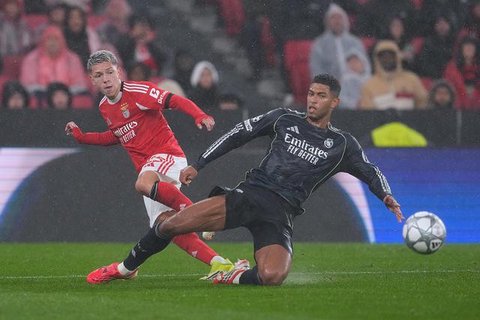 Gianluca Prestianni berebut bola dengan Jude Bellingham dalam laga Liga Champions antara Benfica vs Real Madrid di Lisbon, 29 Januari 2026.