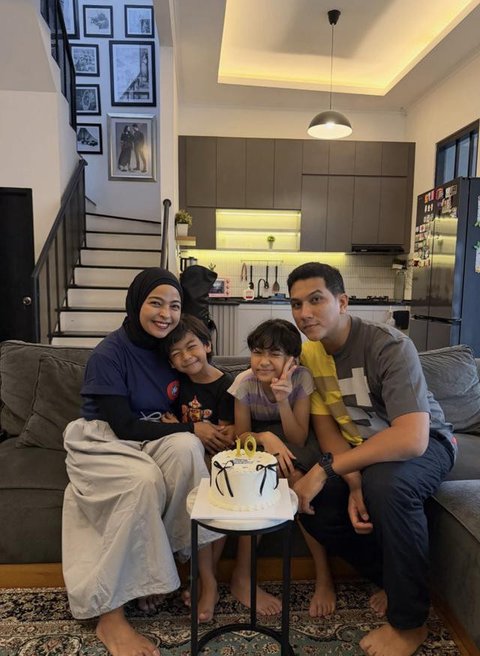 Potret Ruang Keluarga Rumah Tantri Kotak dan Arda/Instagram/@tantrisyalindri