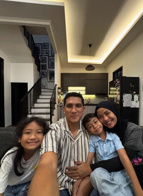 Potret Ruang Keluarga Rumah Tantri Kotak dan Arda/Instagram/@tantrisyalindri