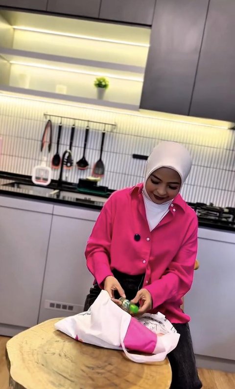 Potret Ruang Keluarga Rumah Tantri Kotak dan Arda/Instagram/@tantrisyalindri