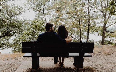 Ilustrasi pasangan cinta, romantis, pacaran, kencan. (Photo by Vladimir Kudinov on Unsplash)