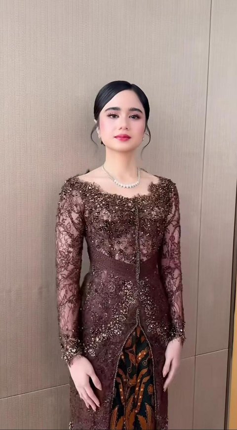 Inspirasi Kebaya ala Tissa Biani di Acara Pernikahan El Rumi dan Syifa Hadju/ Instagram @nooibeauty