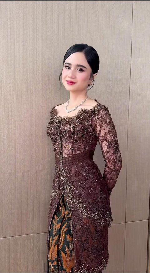 Inspirasi Kebaya ala Tissa Biani di Acara Pernikahan El Rumi dan Syifa Hadju/ Instagram @nooibeauty