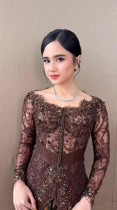 Inspirasi Kebaya ala Tissa Biani di Acara Pernikahan El Rumi dan Syifa Hadju/ Instagram @nooibeauty