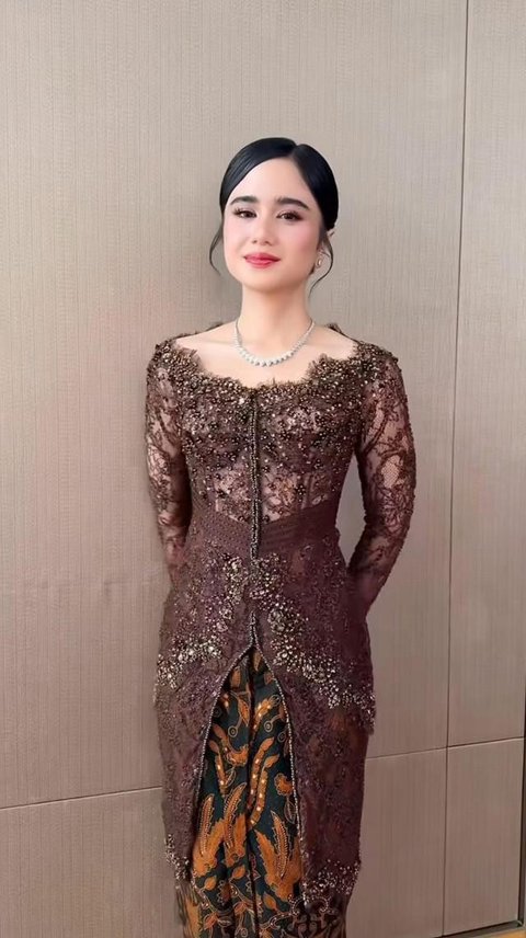 Inspirasi Kebaya ala Tissa Biani di Acara Pernikahan El Rumi dan Syifa Hadju/ Instagram @nooibeauty