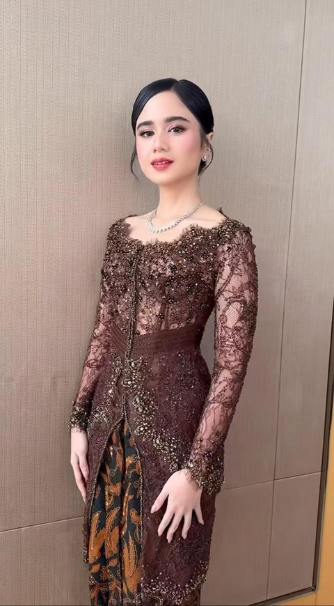 Inspirasi Kebaya ala Tissa Biani di Acara Pernikahan El Rumi dan Syifa Hadju/ Instagram @nooibeauty