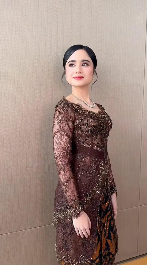 Inspirasi Kebaya ala Tissa Biani di Acara Pernikahan El Rumi dan Syifa Hadju/ Instagram @nooibeauty