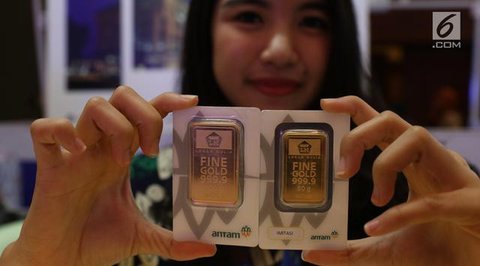 Seorang petugas menunjukkan koleksi emas batangan di Galeri 24 Pegadaian, Jakarta, Jumat (25/3/2022). Harga emas Antam di Pegadaian kembali naik. Hari ini harga emas Antam naik Rp 6.000 menja