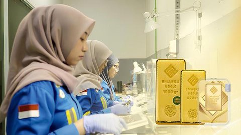 Seorang petugas menunjukkan koleksi emas batangan di Galeri 24 Pegadaian, Jakarta, Jumat (25/3/2022). Harga emas Antam di Pegadaian kembali naik. Hari ini harga emas Antam naik Rp 6.000 menja