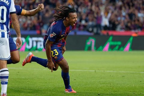 Bek Barcelona, Ronald Araujo melanggara gelandang Real Madrid, Eduardo Camavinga dalam laga El Clasico di La Liga 2023/2024. (AFP/Lluis Gene)