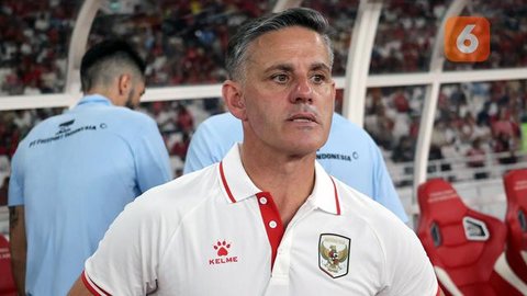 Pelatih kepala Timnas Indonesia, John Herdman didampingi analis video, Dzikry Lazuardi hadir dalam laga pekan ke-30 BRI Super League 2025/2026 antara Persija melawan Persis di Stadion Utama G