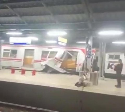 Kereta Api Argo Bromo Anggrek menabrak Commuter Line di Stasiun Bekasi Timur, Senin (27/4/2026). Petugas berjibaku mengevakuasi para korban dari dalam gerbong kereta.