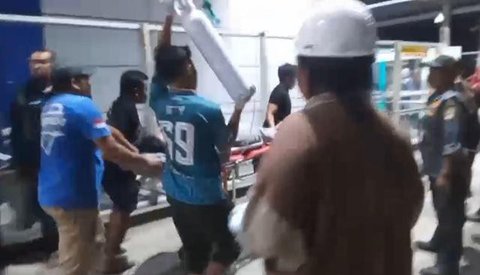 Kereta Api Argo Bromo Anggrek menabrak Commuter Line di Stasiun Bekasi Timur, Senin (27/4/2026). Petugas berjibaku mengevakuasi para korban dari dalam gerbong kereta.