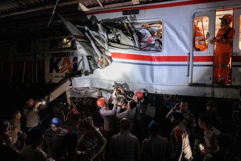 Menteri Perhubungan (Menhub) Dudy Purwagandhi dan Dirut KAI Bobby Rasyidin memberikan update lanjutan kecelakaan kereta di Stasiun Bekasi Timur. (Instagram @sekretariat.kabinet)