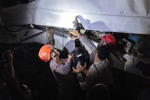 Foto menunjukkan lokasi di mana lokomotif Kereta Api Jarak Jauh (KAJJ) Argo Bromo Anggre menembus gerbong belakang Kereta Rel Listrik (KRL) Commuter Line di Stasiun Bekasi Timur, Jawa Barat,