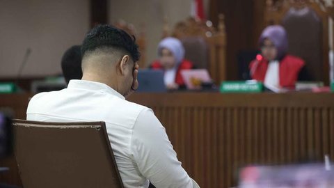 Kasus pertama Ammar Zoni terjadi pada 2013. Ketika itu, ia hanya menjalani satu tahun rehabilitasi. Tampak dalam foto, terdakwa kasus peredaran narkotika di dalam Rumah Tahanan (Rutan) Salemb