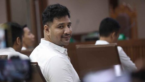 Kasus pertama Ammar Zoni terjadi pada 2013. Ketika itu, ia hanya menjalani satu tahun rehabilitasi. Tampak dalam foto, terdakwa kasus peredaran narkotika di dalam Rumah Tahanan (Rutan) Salemb