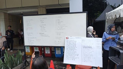 Polres Metro Bekasi membuat posko informasi di RS dr. Chasbullah Abdulmadjid, Kota Bekasi terkait korban kecelakaan kereta. (Liputan6.com/Dimas Ramadhan Wicaksana)