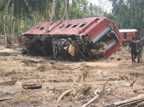 Tim pencari dan penyelamat mencari korban yang mash terjebak dalam kecelakaan Kereta Api Jarak Jauh (KAJJ) dengan Kereta rel Listrik (KRL) Commuter Line di Stasiun Bekasi Timur, Jawa Barat, S