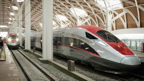 Penumpang menunggu kedatangan kereta LRT Jabodebek di Stasiun Dukuh Atas, Jakarta, Selasa (30/1/2024). (Liputan6.com/Herman Zakharia)