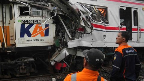 Penumpang menunggu kedatangan kereta LRT Jabodebek di Stasiun Dukuh Atas, Jakarta, Selasa (30/1/2024). (Liputan6.com/Herman Zakharia)