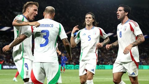 Para pemain Italia berdiri untuk lagu kebangsaan menjelang pertandingan final kualifikasi Piala Dunia 2026 zona Eropa antara Bosnia-Herzegovina dan Italia di stadion Bilino-Polje di Zenica pa