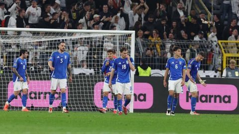 Para pemain Italia berdiri untuk lagu kebangsaan menjelang pertandingan final kualifikasi Piala Dunia 2026 zona Eropa antara Bosnia-Herzegovina dan Italia di stadion Bilino-Polje di Zenica pa