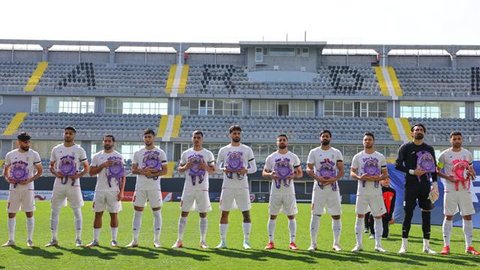 Para pemain Italia berdiri untuk lagu kebangsaan menjelang pertandingan final kualifikasi Piala Dunia 2026 zona Eropa antara Bosnia-Herzegovina dan Italia di stadion Bilino-Polje di Zenica pa