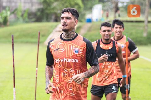 Penyerang Persija Jakarta, Eksel Runtukahu, merayakan gol ke gawang Persebaya Surabaya bersama Fabio Calonego pada lanjutan BRI Super League 2025/2026 di Stadion Utama Gelora Bung Karno, Jaka