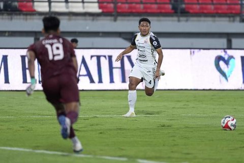 Penyerang Persija Jakarta, Eksel Runtukahu, merayakan gol ke gawang Persebaya Surabaya bersama Fabio Calonego pada lanjutan BRI Super League 2025/2026 di Stadion Utama Gelora Bung Karno, Jaka