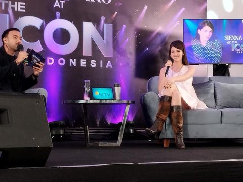 Penyanyi muda berbakat Inggris, Sienna Spiro saat jumpa pers di Gedung Kuning EMTEK City - Daan Mogot, Selasa (28/4). (Liputan6.com/M. Altav Jauhar)