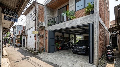Contoh rumah di gang sempit tapi punya garasi luas. [Foto: Gemini]